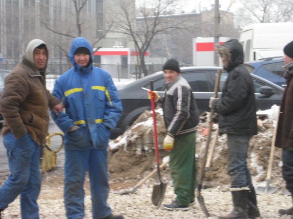 Лужков, уходя, сказал Собянину, что под одним из московских тротуаров зарыт клад (с) Лужков, уходя, сказал Собянину, что под одним из московских тротуаров зарыт клад (с)